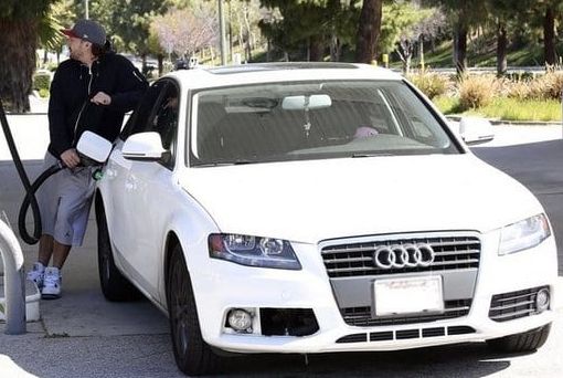 Kevin Federline posing with his car