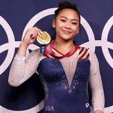 Suni Lee posing for the photo with her medal