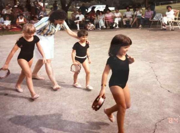 Cat Yezbak’s childhood picture along with her sisters and mother