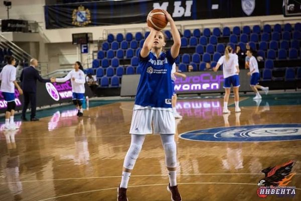 Evgeniia Frolkinain playing the basketball 