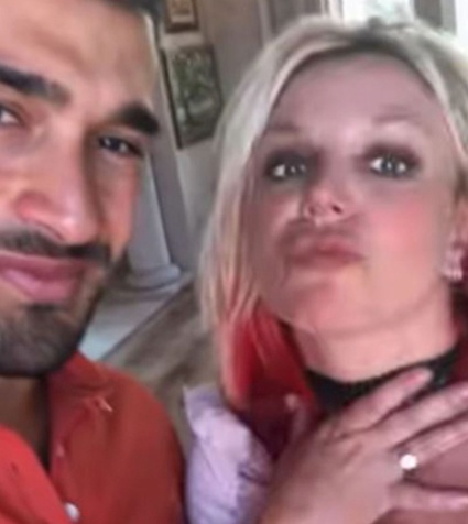 Britney Spears showing her engagement ring