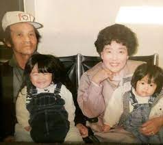 Amy Okuda 's childhood photo with her family