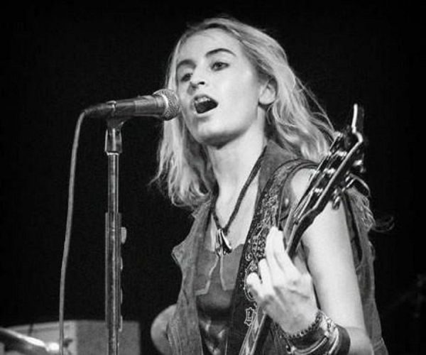 Miranda Miller singing at the stage