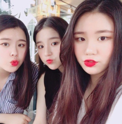 HeeJin with her sisters