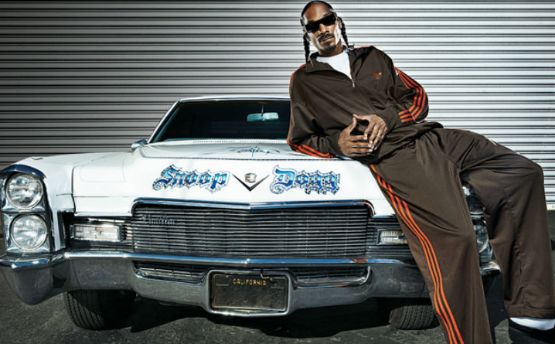 Snoop Dogg posing with his car
