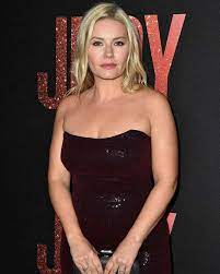 Elisha Cuthbert posing for the photo