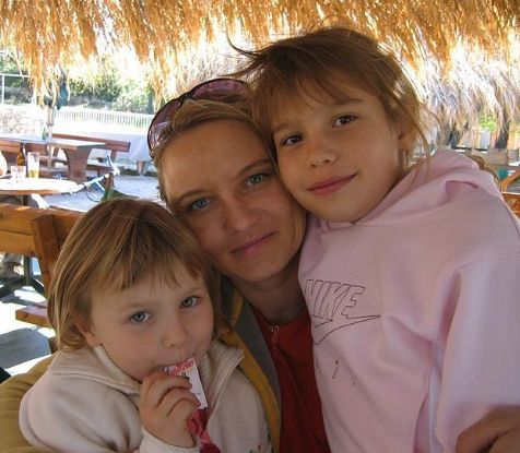 Anamaria Goltes's childhood photo with her mother and sister