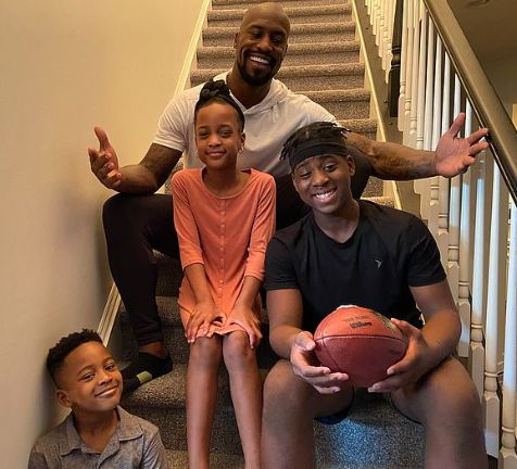 Vernon Davis with his kids