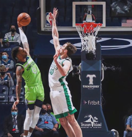 D’Angelo Russell playing basketball