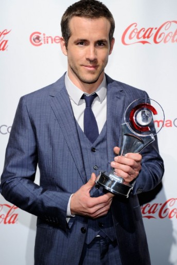 Ryan Reynolds posing with his award