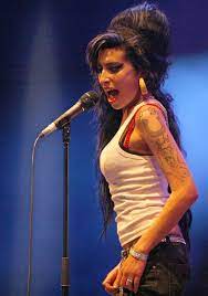 Amy Winehouse singing at the stage