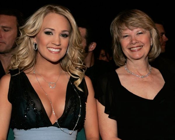 Carrie Underwood with her mother