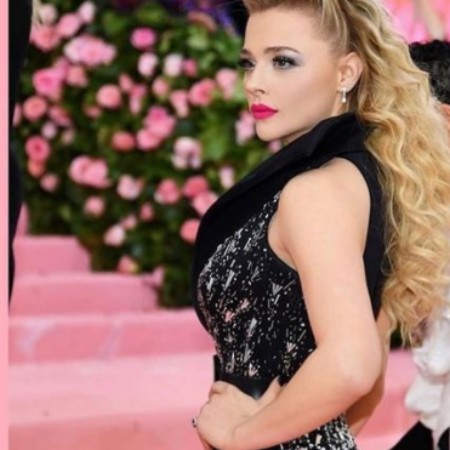 Chloe posing on Met Gala