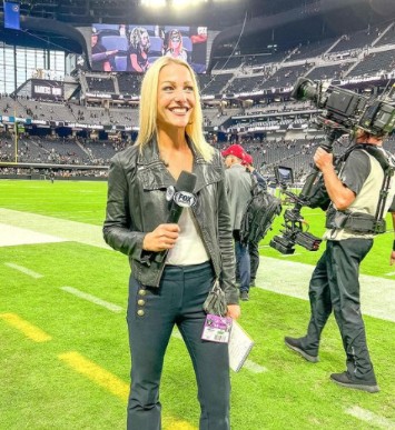 Lindsay Czarniak doing her job