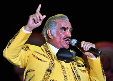 Late Vicente Fernández singing at the stage