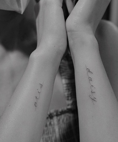 Olivia Wilde showing her tattoo