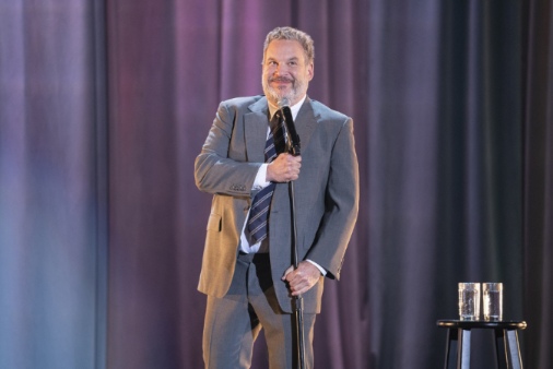 Jeff Garlin posing for a photo 
