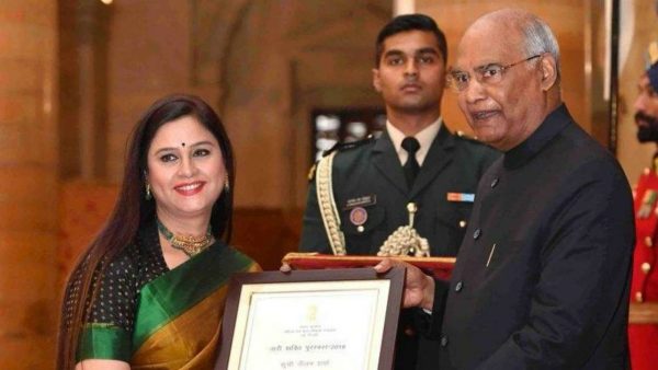 Neelum Sharma receiving the award