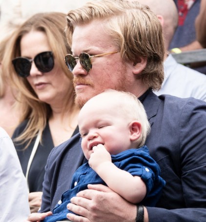 Jesse Plemons with his son and fiancee