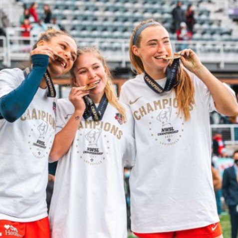 Tara McKeown picture with her teammates