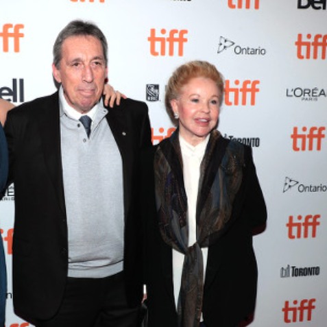 Geneviève Robert posing in red carpet with her late husband