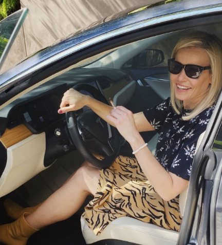 Chelsea Hnadler posing in car