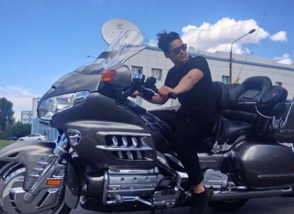 Pasha Lee with his bike
