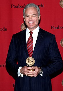 Scott Pelley posing for a photo with his award