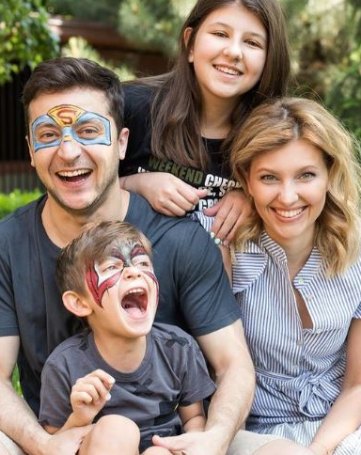 Olena Zelenska picture with husband and childrens