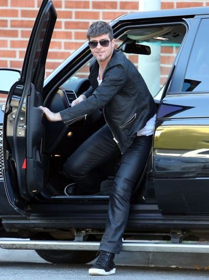 Robin Thicke stepping out of his car