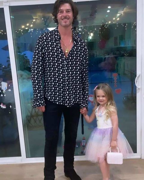 Robin Thicke with his daughter