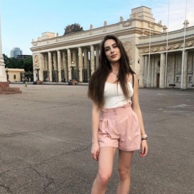 Polina Knoroz posing infront of the building 