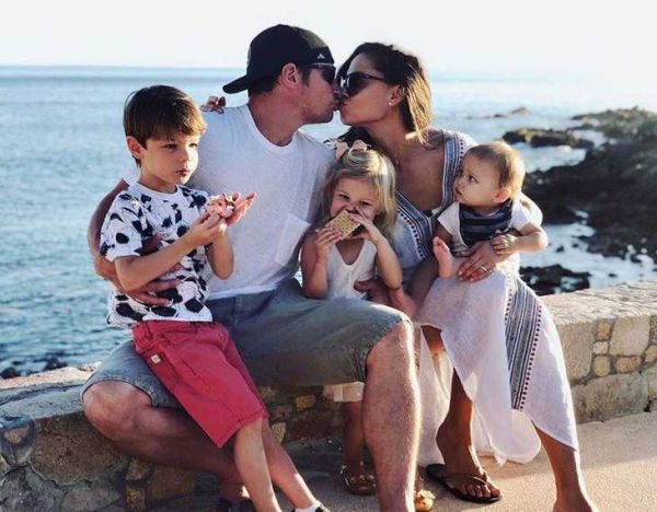 Phoenix Robert Lachey with his family