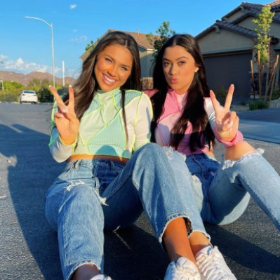  Kailia Posey with her friend 