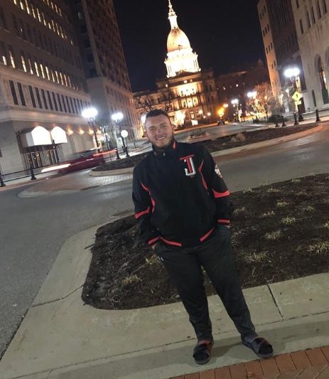 Alejandro Kirk in front of the buildings