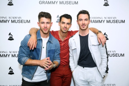  Joe Jonas with brothers