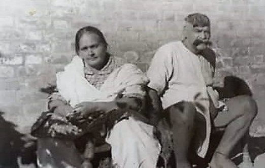 Wazir Begum con su esposo