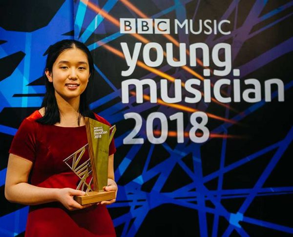 Lauren Zhang with her award