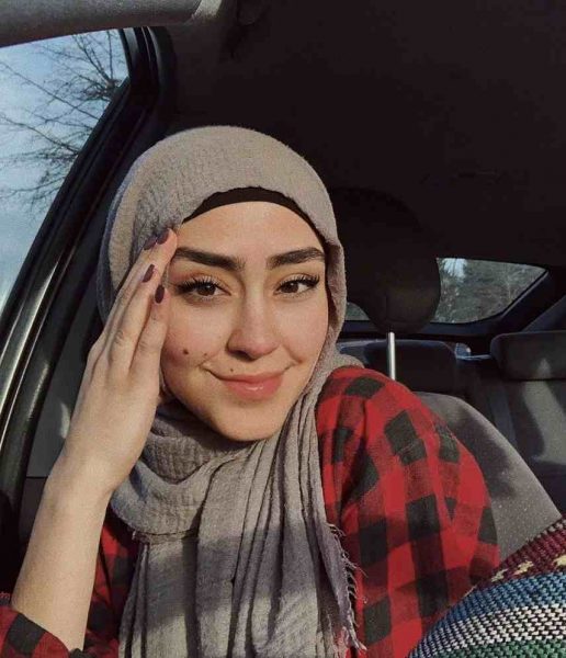 Muslimthicc inside her car