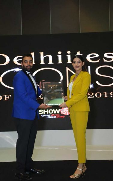 Sapna Choudhary receiving her award