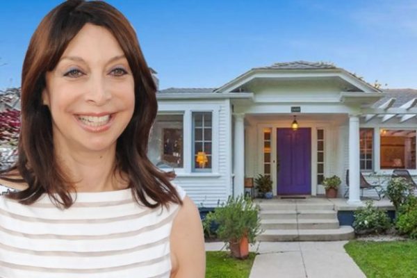Illeana Douglas posing infront of her house