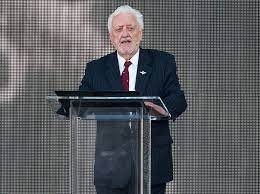 Bernard Cribbins delivering his speech on a stage