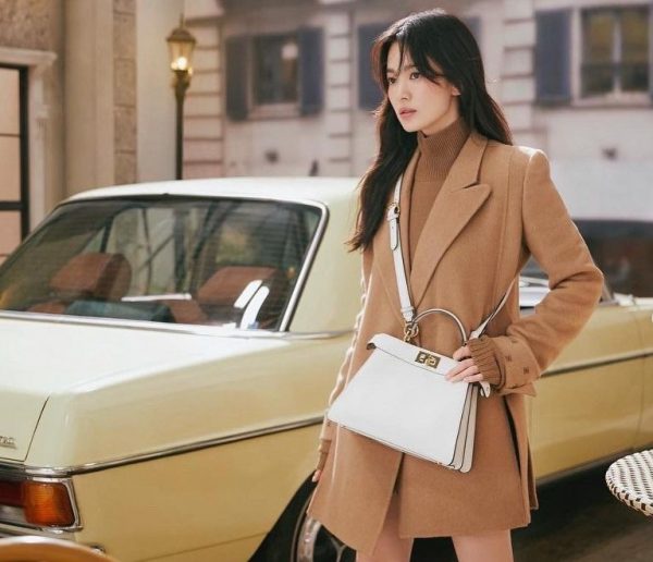 Song Hye-Kyo posing along with her car