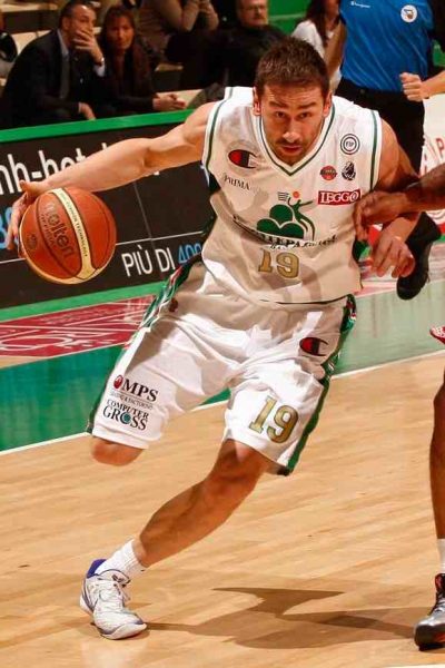 Marko Jarić while playing basketball