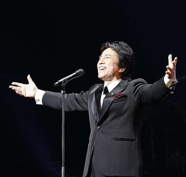 Akira Fuse singing his song