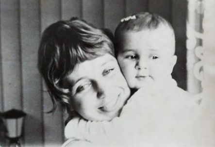 Julia Lemigova's childhood photo with her mother