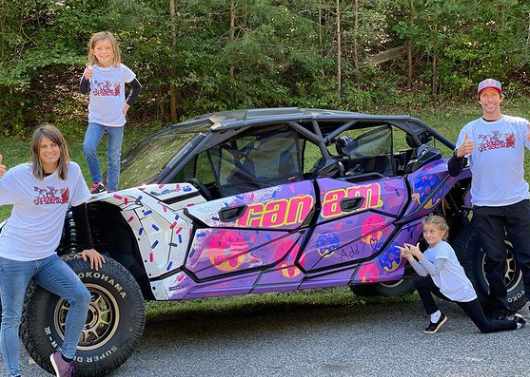 Lyz-Z along with her family with her car