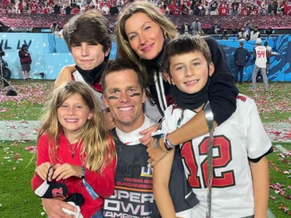 Gisele Bündchen and Tom Brady with their kids