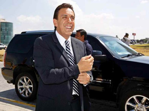 Omar Fayad Meneses with his car