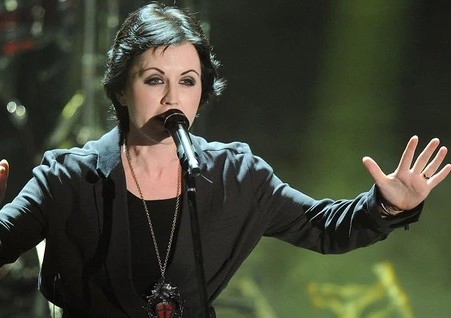 Dolores O' Riordan singing her song